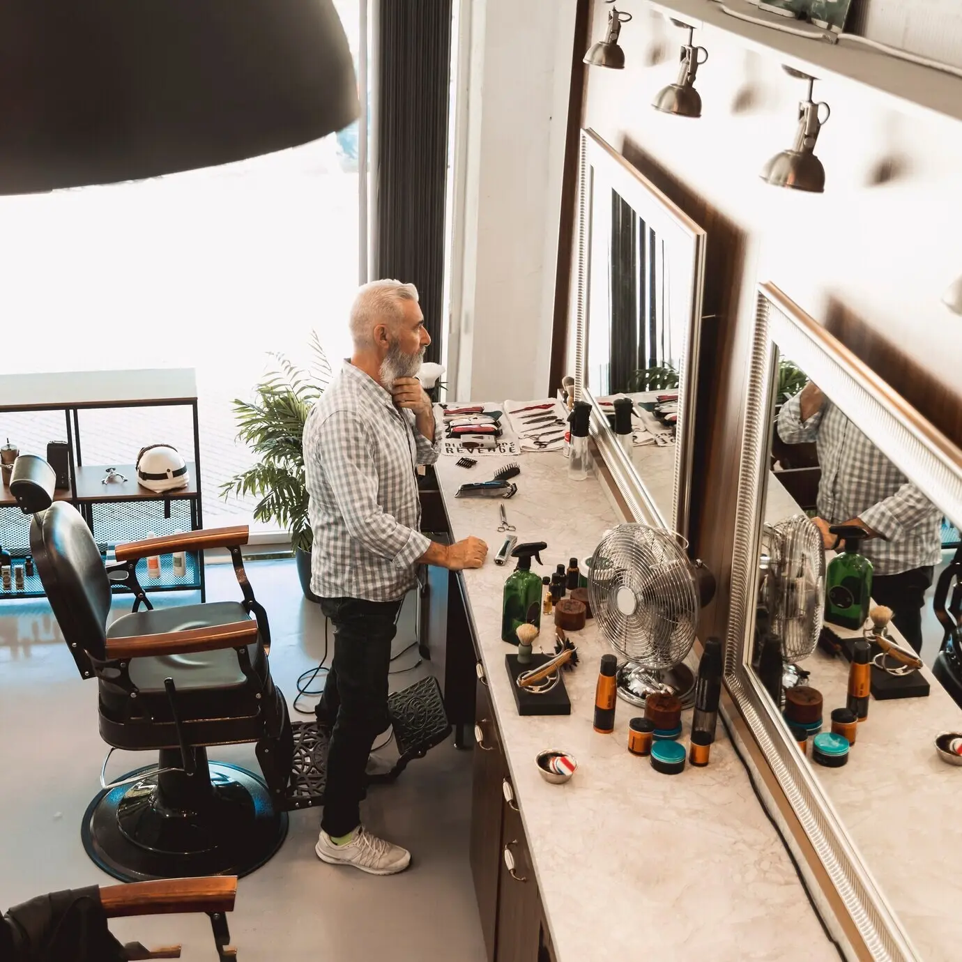 Ein Kunde steht im Barbershop vor einem Spiegel.