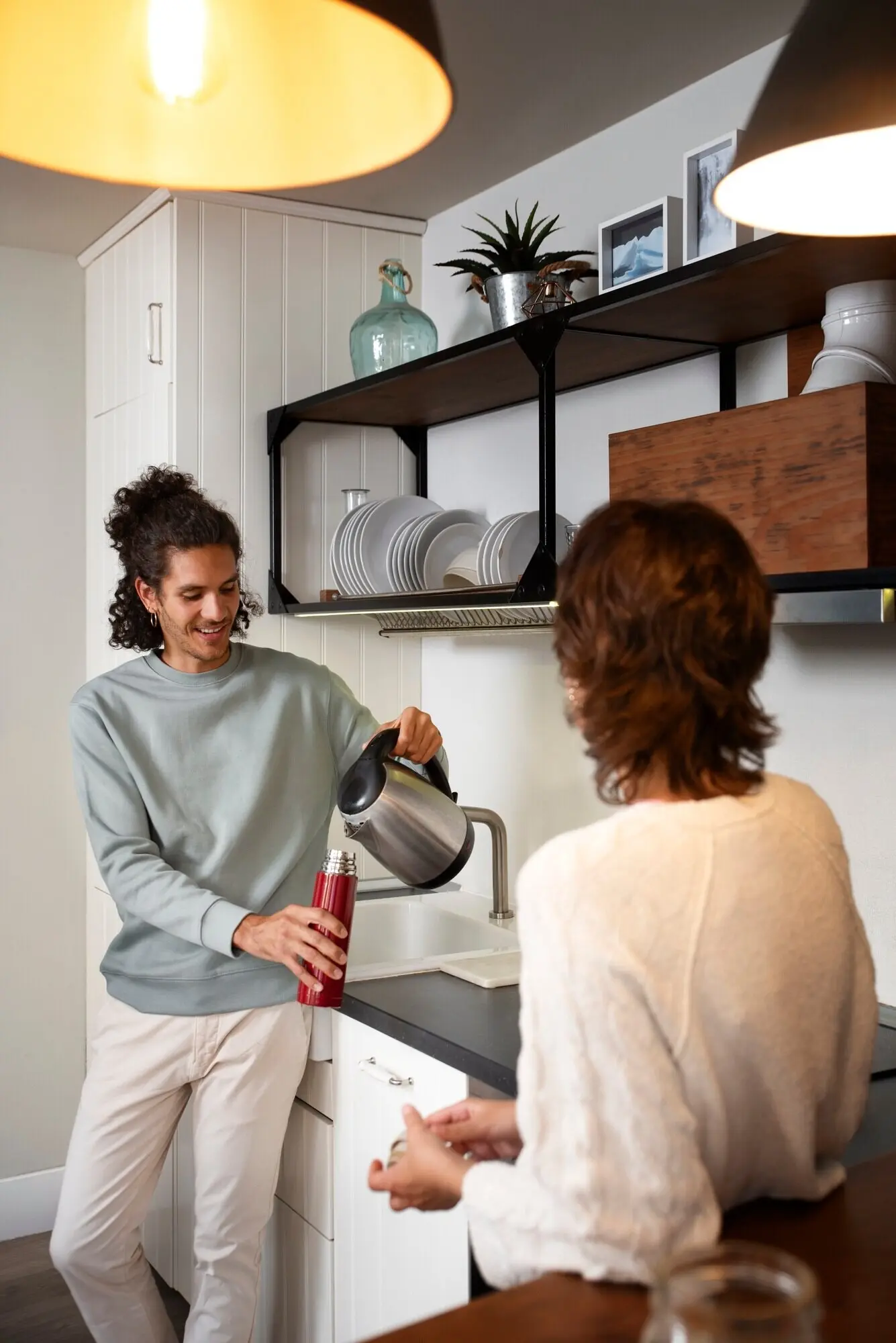 Mittlere Aufnahme eines Mannes, der ein Getränk einschenkt.