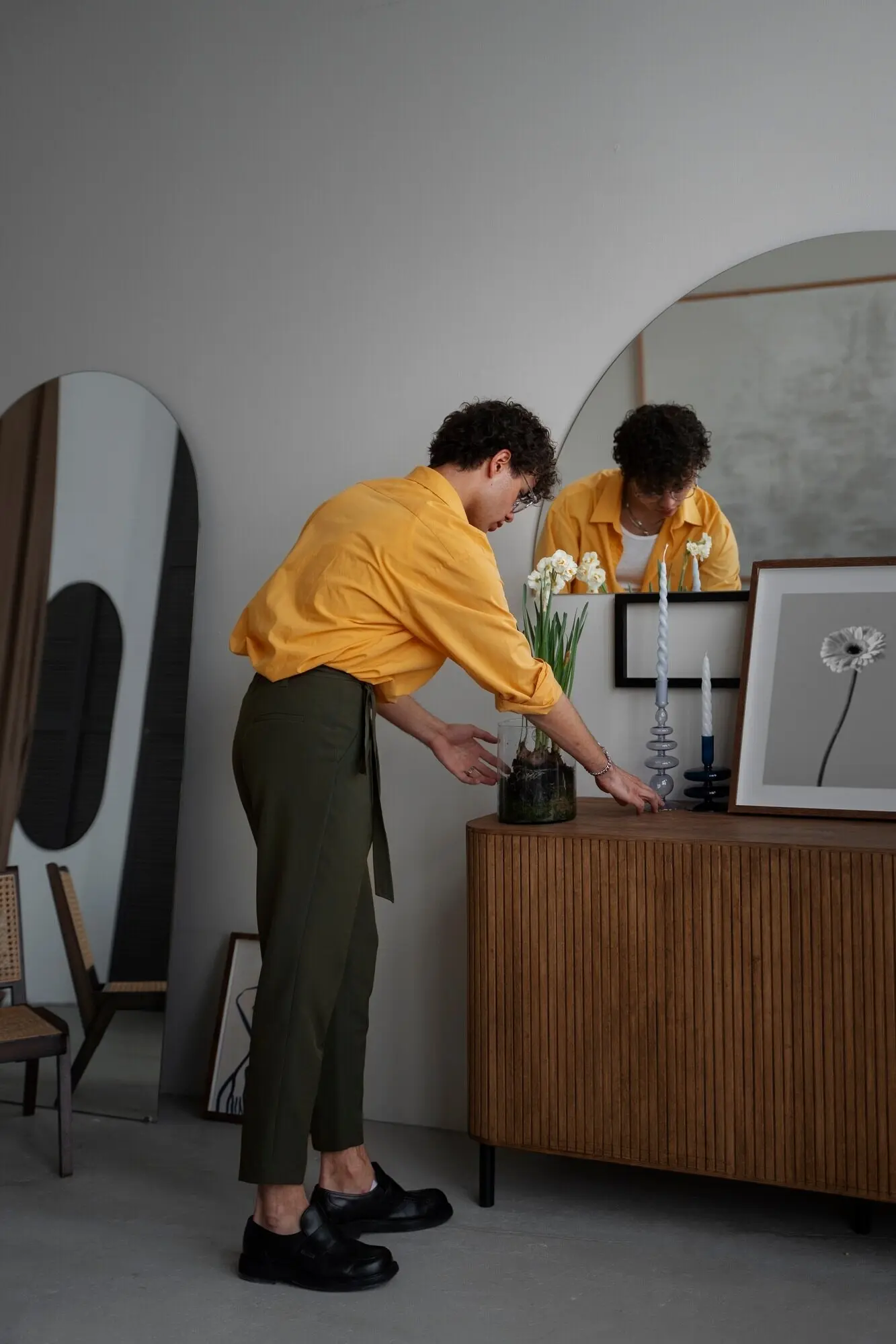 Interior-Designer bei der Arbeit an einem Dekorationsprojekt.